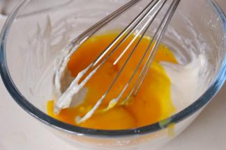 加入分离出来的蛋黄