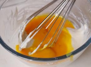 加入分离出来的蛋黄