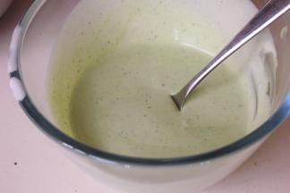 取一勺深色抹茶慕斯液到120克的慕斯液中搅拌均匀，做为浅色抹茶慕斯液