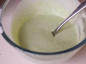 取一勺深色抹茶慕斯液到120克的慕斯液中搅拌均匀，做为浅色抹茶慕斯液