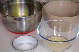 先做蛋糕片，称量好所有材料备用