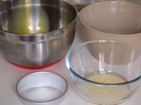 先做蛋糕片，称量好所有材料备用