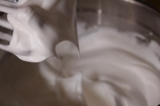 细砂糖分三次加入到打发的蛋清中，直至打发到湿性发泡。烤箱175度预热