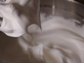 细砂糖分三次加入到打发的蛋清中，直至打发到湿性发泡。烤箱175度预热