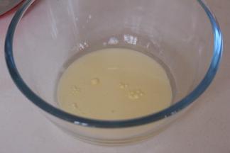 牛奶和玉米油混合