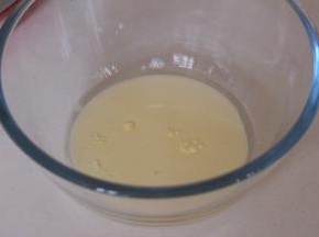 牛奶和玉米油混合