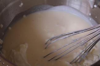 打发至六分状态可以流动的状态。然后将慕斯液分出235克，120克的两份