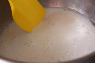 小火加热使吉利丁片融化，然后关火晾凉