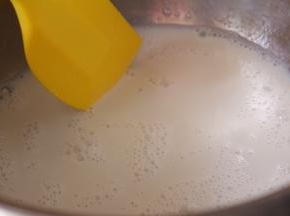 小火加热使吉利丁片融化，然后关火晾凉