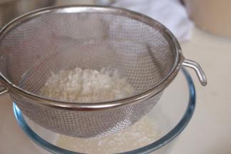 低筋面粉筛入牛奶混合液中