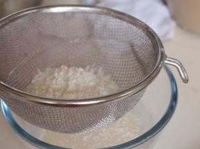 低筋面粉筛入牛奶混合液中