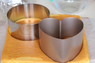 取6寸圆形慕斯模具和心形慕斯模具压出蛋糕片