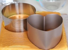 取6寸圆形慕斯模具和心形慕斯模具压出蛋糕片