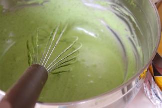 其中235克的筛入抹茶粉，搅拌均匀做为深色抹茶慕斯液