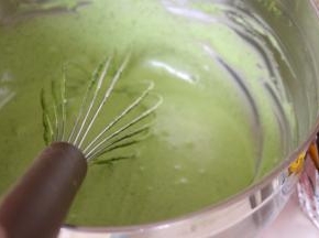 其中235克的筛入抹茶粉，搅拌均匀做为深色抹茶慕斯液