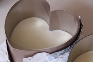 心形模具也倒入慕斯液