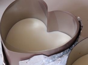 心形模具也倒入慕斯液