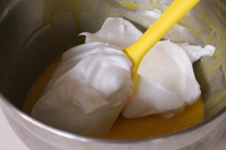 取三分之一的蛋白霜到蛋黄糊中