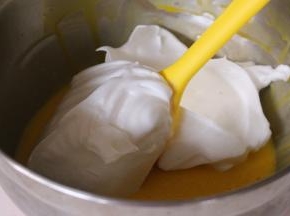 取三分之一的蛋白霜到蛋黄糊中