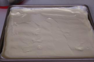 倒入烤盘，震出气泡