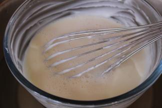 倒入晾凉的牛奶液