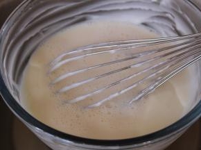 倒入晾凉的牛奶液