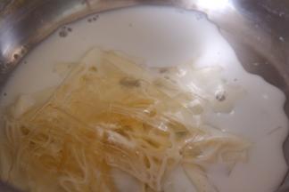 吉利丁片用手攥干水份，放入牛奶中