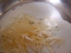 吉利丁片用手攥干水份，放入牛奶中