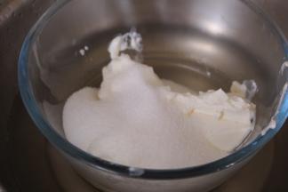 加入一半的细砂糖