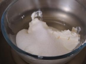 加入一半的细砂糖