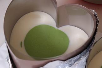 再从中间倒入深色抹茶慕斯液