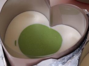 再从中间倒入深色抹茶慕斯液