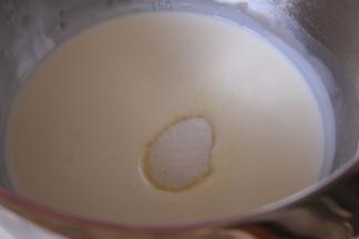 奶油中加入剩余的细砂糖