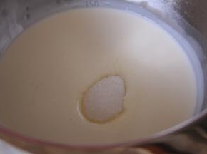 奶油中加入剩余的细砂糖