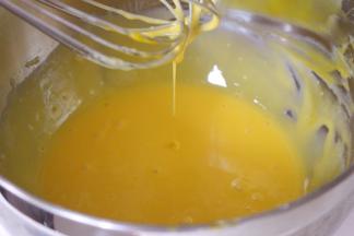 搅拌均匀，搅拌均匀的蛋糊是有光泽的