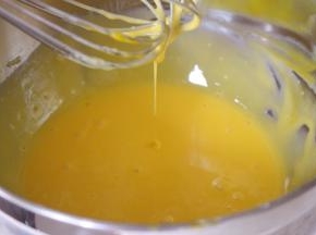 搅拌均匀，搅拌均匀的蛋糊是有光泽的