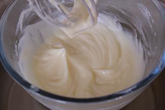 用蛋抽搅拌均匀，搅拌成细腻的状态