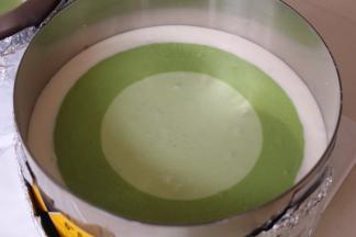 最后倒入浅色慕斯液