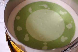 最后在深色慕斯液中间隔着滴几滴浅色慕斯液，浅色慕斯液中间隔着滴几滴深色慕斯液，用牙签画出花型