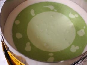 最后在深色慕斯液中间隔着滴几滴浅色慕斯液，浅色慕斯液中间隔着滴几滴深色慕斯液，用牙签画出花型