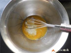 将酸奶、玉米油倒入蛋黄盆中，搅拌均匀。