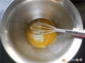 将酸奶、玉米油倒入蛋黄盆中，搅拌均匀。