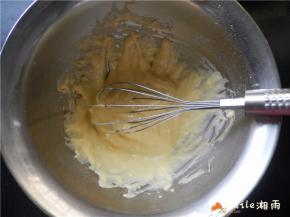 筛入低筋面粉，用手动打蛋器划十字搅拌至顺滑 无干粉的状态。