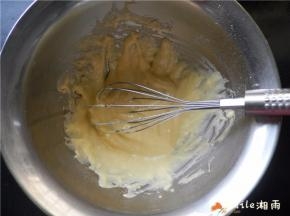 筛入低筋面粉，用手动打蛋器划十字搅拌至顺滑 无干粉的状态。