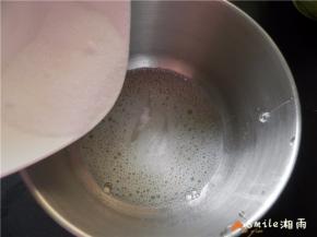 蛋白用电动打蛋器由“低-中-高-低速”打发，分3次加入20克白糖：低速打发至呈鱼眼泡状时，加1/3的糖。