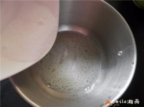 蛋白用电动打蛋器由“低-中-高-低速”打发，分3次加入20克白糖：低速打发至呈鱼眼泡状时，加1/3的糖。