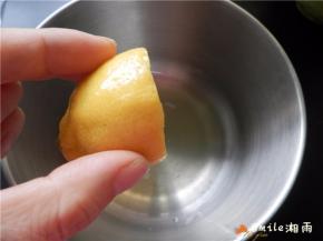 蛋白里加入2滴柠檬汁（海氏C40烤箱开始预热140度10分钟）。
