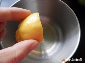 蛋白里加入2滴柠檬汁（海氏C40烤箱开始预热140度10分钟）。