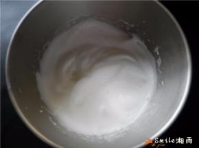 高速打发至稍微出现纹路，再加剩下的糖。