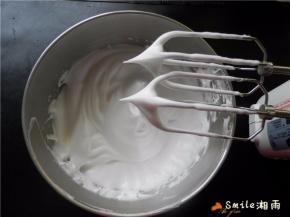 最后打发至9分发，也可以打至小而直立的尖角状态（湿性偏干状态时，要低速打发）。